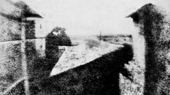 La primera foto de la historia de Joseph Nicéphore-Niépce La bautizó Vista desde la ventana en Le Gras y data de 1826