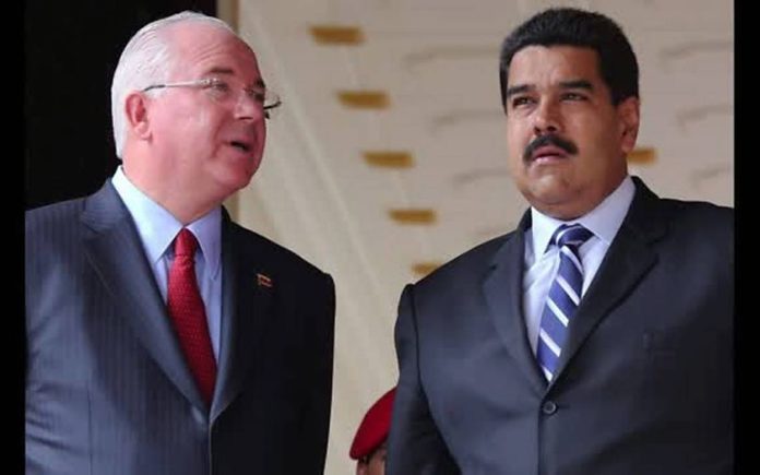 Rafael Ramírez, exambajador de Venezuela en la ONU, acompañado del presidente Nicolás Maduro.